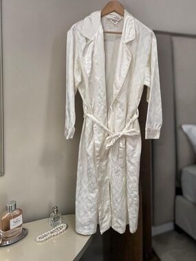 Victoria's Secret Vintage White Robe Belted Size XS/S Long Sleeve Floral